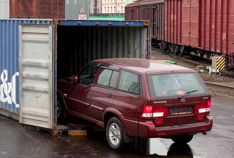 Сколько стоит транспортировать жд контейнером легковую машину  из Пскова в Нижневартовск